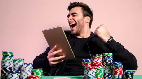 Amazing Tricks to Play Poker Games for Achieving Success